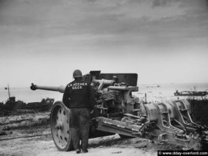 Canon de 88 mm Pak 43 sur la position du Wn 61 à Omaha Beach. Photo : US National Archives