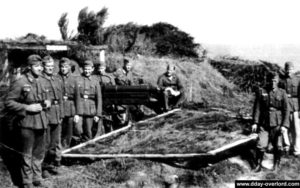 Canon de 75 mm et ses servants sur la position du point d'appui allemand Wn 62 avant le débarquement. Photo : Bundesarchiv