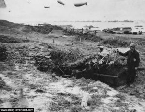 Inspection de la position pour canon de 50 mm sur le Wn 62 à Omaha Beach. Photo : US National Archives