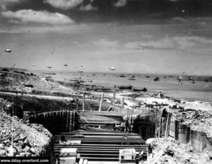 Vue d'Omaha depuis le Wn 64 encore en construction le Jour J. Photo : US National Archives