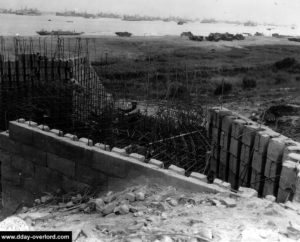 Vue d'Omaha depuis le Wn 64 encore en construction le Jour J. Photo : US National Archives