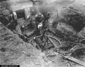 Inspection d'un mortier allemand sur la position du Wn 64 à Omaha Beach. Photo : US National Archives