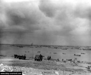 Vue générale de la plage d'Omaha depuis le Wn 65 au Ruquet. Photo : US National Archives