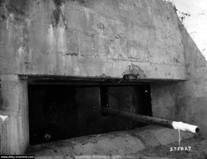 Casemate du Wn 65 avec son canon Pak 38 de 50 mm KWK 39 à Omaha Beach. Photo : US National Archives