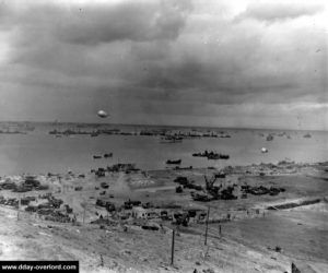 Vue générale de la plage d'Omaha depuis le Wn 65 au Ruquet. Photo : US National Archives