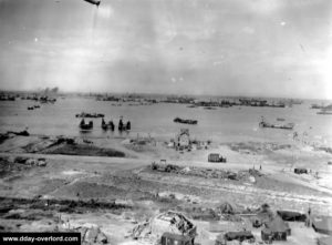 Vue générale de la plage d'Omaha depuis le Wn 65 au Ruquet. Photo : US National Archives