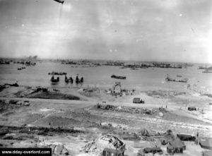 Vue générale de la plage d'Omaha depuis le Wn 65 au Ruquet. Photo : US National Archives