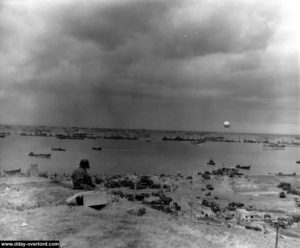 Vue générale de la plage d'Omaha depuis le Wn 65 au Ruquet. Photo : US National Archives