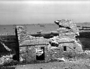 Maison en ruine à proximité de la position du Wn 66 à Omaha Beach. Photo : US National Archives