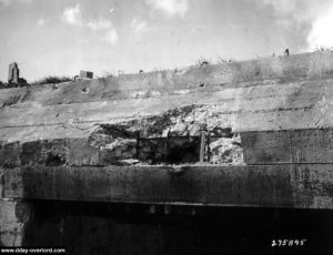 Trace d'impact à l'arrière d'un bunker du Wn 72 à Omaha Beach. Photo : US National Archives