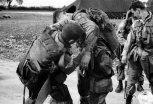 Inspection des parachutes avant l'embarquement. Photo : US National Archives