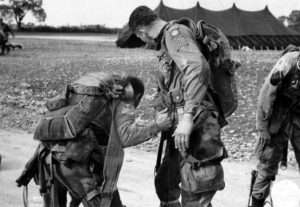 Inspection des parachutes avant l'embarquement. Photo : US National Archives