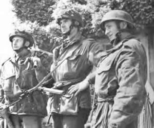 Le capitaine Priday au centre, officier-adjoint de la D Company, 2nd Oxford & Bucks Light Infantry, avec le Private Frank Gardner à gauche et le 1ère classe B. H. Lambley de la No.4 Platoons. Photo : IWM