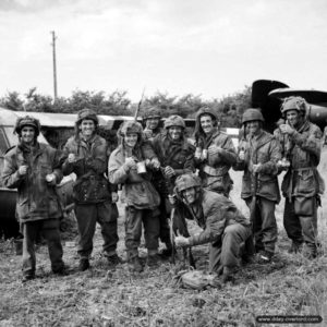 10 juin 1944 : de gauche à droite Dave Weightman, Phil Gudgeon, Jack Thorpe, Bill Armstrong, Willy Watkins, Fred Browning, Tom Matthews, inconnu, et Spike Walker. Photo : IWM