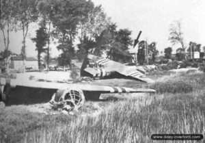 Le planeur n°2 au premier plan devant le n°1 le Jour J à proximité du pont Pegasus à Bénouville. Photo : IWM