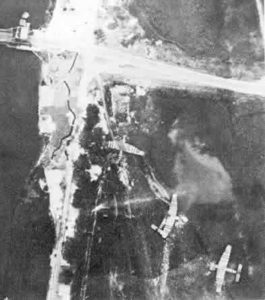 Vue aérienne du Pegasus Bridge et des planeurs à l'aube du Jour J. Cette prise de vue a été effectuée par un avion espion Arado Ar 234, volant à très haute altitude. Photo : Bundesarchiv