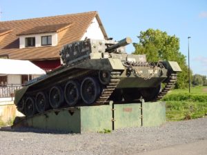 Position d'origine du char Centaur exposé à Bénouville avant d'être déménagé dans le musée de Ranville. Photo (2010) : D-Day Overlord