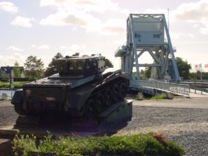 Position d'origine du char Centaur exposé à Bénouville devant le pont moderne avant d'être déménagé dans le musée de Ranville. Photo (2010) : D-Day Overlord