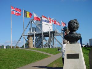 Buste du Major Howard commandant l'assaut aérotransporté du pont de Bénouville le 6 juin 1944, face au pont moderne. Photo (2014) : D-Day Overlord