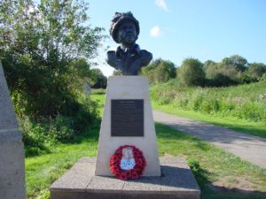 Buste du Major Howard commandant l'assaut aérotransporté du pont de Bénouville le 6 juin 1944. Derrière ce monument se trouve les positions d'atterrissage des planeurs. Photo (2014) : D-Day Overlord