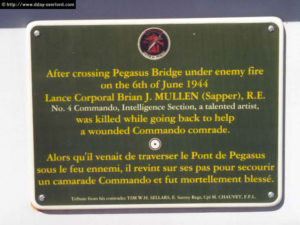 Plaque se trouvant sur le pont d'origine de Bénouville, commémorant la mort du Lance Corporal Mullen, mortellement blessé en franchissant le Pegasus Bridge le 6 juin 1944. Photo (2003) : D-Day Overlord