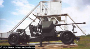 Canon antiaérien Bofors de 40 mm se trouvant dans l'espace du musée de Ranville, devant le pont d'origine de Bénouville. Photo (2003) : D-Day Overlord