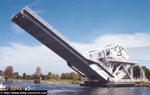 Le pont basculant de Bénouville, version moderne installée en 1994. Photo (2003) : D-Day Overlord