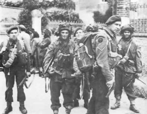 6 juin 1944 : le commando n°4 fait sa jonction avec les hommes du Major Howard à Bénouville. Photo : IWM