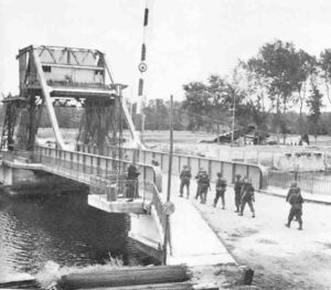 Le pont Pegasus à Bénouville quelques jours après les combats. Photo : IWM