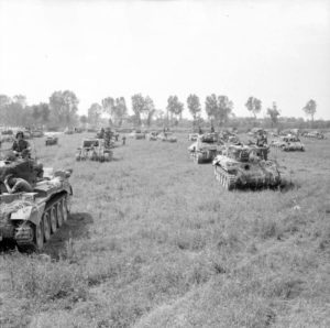 18 juillet 1944 : pendant l'opération Goodwood, une colonne de chars Cromwell et Firefly appartenant à la 7th (GB) Armoured Division quitte le secteur de Bénouville après avoir traversé le pont Bailey baptisé "London Bridge 1". Photo : IWM B7650