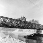 18 juillet 1944 : pendant l'opération Goodwood, un char Cromwell traverse le pont Bailey baptisé "London Bridge 1" au-dessus du canal de Caen à la mer à Bénouville. Il appartient probablement à l'escadron B du 5th Battalion Royal Tank Regiment, 7th (GB) Armoured Division. Photo : George Rodger pour LIFE Magazine