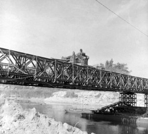 18 juillet 1944 : pendant l'opération Goodwood, un char Cromwell traverse le pont Bailey baptisé "London Bridge 1" au-dessus du canal de Caen à la mer à Bénouville. Il appartient probablement à l'escadron B du 5th Battalion Royal Tank Regiment, 7th (GB) Armoured Division. Photo : George Rodger pour LIFE Magazine