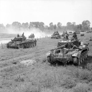 18 juillet 1944 : pendant l'opération Goodwood, une colonne de chars Cromwell et Firefly appartenant à la 7th (GB) Armoured Division quitte le secteur de Bénouville après avoir traversé le pont Bailey baptisé "London Bridge 1". Photo : IWM B7649