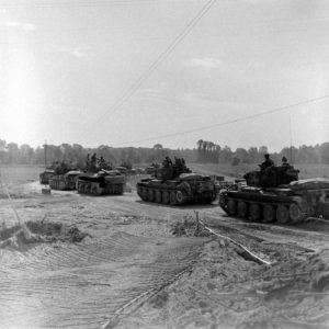 18 juillet 1944 : pendant l'opération Goodwood, une colonne de chars Cromwell et Firefly appartenant à la 7th (GB) Armoured Division quitte le secteur de Bénouville après avoir traversé le pont Bailey baptisé "London Bridge 1". Photo : George Rodger pour LIFE Magazine
