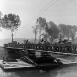 18 juillet 1944 : pendant l'opération Goodwood, un convoi de véhicules britanniques traverse le pont Bailey baptisé "London Bridge 1" au-dessus du canal de Caen à la mer à Bénouville. Photo : George Rodger pour LIFE Magazine