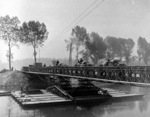 18 juillet 1944 : pendant l'opération Goodwood, un convoi de véhicules britanniques traverse le pont Bailey baptisé "London Bridge 1" au-dessus du canal de Caen à la mer à Bénouville. Photo : George Rodger pour LIFE Magazine