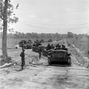 18 juillet 1944 : pendant l'opération Goodwood, une colonne de chars Cromwell et Firefly appartenant à la 7th (GB) Armoured Division quitte le secteur de Bénouville après avoir traversé le pont Bailey baptisé "London Bridge 1". Photo : George Rodger pour LIFE Magazine