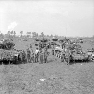 18 juillet 1944 : pendant l'opération Goodwood, des chars Cromwell appartenant à la 7th (GB) Armoured Division, accompagnés de chasseurs de chars M10 Achilles du 65th Anti-Tank Regiment, se rassemblent en colonne au sud-ouest de Bénouville par pelotons après avoir traversé le pont Bailey baptisé "London Bridge 1". Photo : IWM B7651