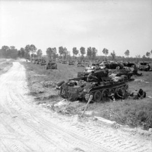 18 juillet 1944 : pendant l'opération Goodwood, des chars Cromwell appartenant à la 7th (GB) Armoured Division, accompagnés de chasseurs de chars M10 Achilles du 65th Anti-Tank Regiment, se rassemblent en colonne au sud-ouest de Bénouville par pelotons après avoir traversé le pont Bailey baptisé "London Bridge 1". Photo : IWM B7647