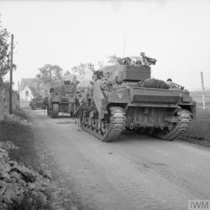 Une colonne de chars Sherman fléaux appartenant à la 79th (GB) Armoured Division le 18 juillet 1944 entrent dans Escoville pendant l'opération Goodwood. Photo : IWM B 7541