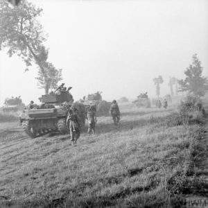 Des chars M4 Sherman et Sherman fléaux appartenant à la 79th (GB) ArmouredDes chars M4 Sherman et Sherman fléaux appartenant à la 79th (GB) Armoured Division et accompagnant des fantassins britanniques lourdement équipés progressent au sud d'Escoville le 18 juillet 1944 pendant l'opération Goodwood. Photo : IWM B 7553