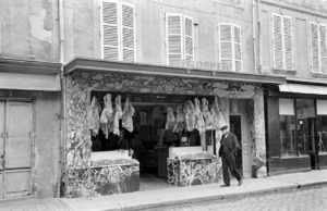 La boucherie Prosper située au numéro 6 rue Saint-Patrice à Bayeux durant l'été 1944, après la libération. Photo : LIFE Magazine