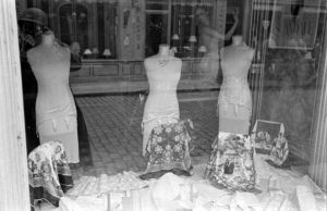 Photographie de la vitrine située au numéro 56 de la rue Saint-Malo à Bayeux durant l'été 1944, après la libération. Photo : LIFE Magazine
