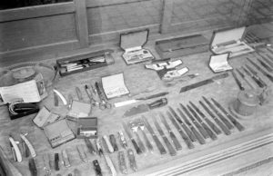 Vitrine d'une coutellerie à Bayeux durant l'été 1944 après la libération. Photo : LIFE Magazine