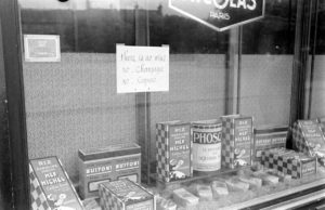 Vitrine du magasin d'alimentation "Nicolas" à Bayeux durant l'été 1944 après la libération. Photo : LIFE Magazine