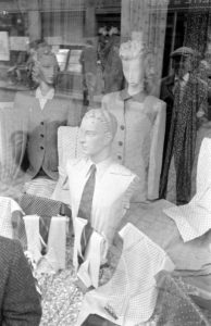 Devanture du magasin d'habillement "Printania" situé au numéro 78 de la rue Saint-Malo à Bayeux, durant l'été 1944 après la libération. Photo : LIFE Magazine