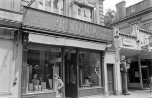Devanture du magasin d'habillement "Printania" situé au numéro 78 de la rue Saint-Malo à Bayeux, durant l'été 1944 après la libération. Photo : LIFE Magazine