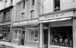 Le Bureau de Placement Allemand situé au 10 rue Saint Malo à Bayeux durant l'été 1944 après la libération. Photo : LIFE Magazine
