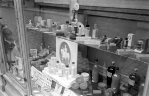Devanture d'une parfumerie à Bayeux durant l'été 1944 après la libération. Photo : LIFE Magazine