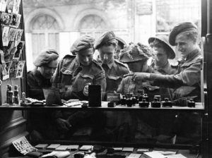 Militaires britanniques à Bayeux rue Saint-Jean durant l'été 1944 après la libération, devant une papeterie. Photo : DR